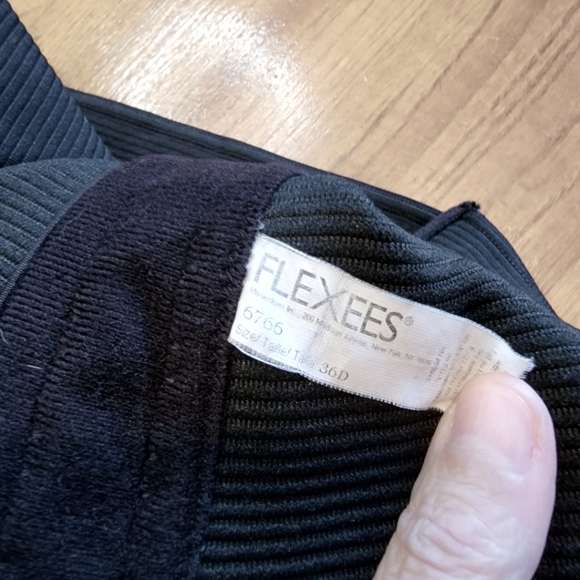 SOLD!Flexees corset 36D, Black, Hooks in back, Adjustable straps - Picture 5 of 5